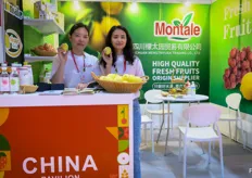 PppMontale (Sichuan Mengtaiyuan Trading) is a grower from Sichuan. The company produces lemon, red grapes, Shine Muscat grapes, and oranges. In the photo are Lily Xun and Nicole Yang.